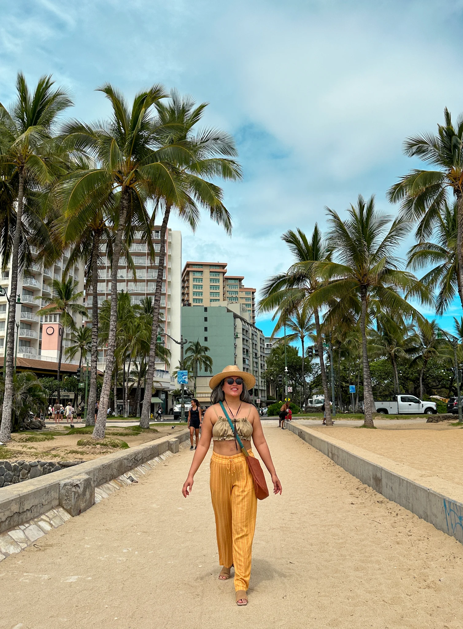 Waikiki Walkway Honolulu Oahu Prana Wallaroo Vivaia