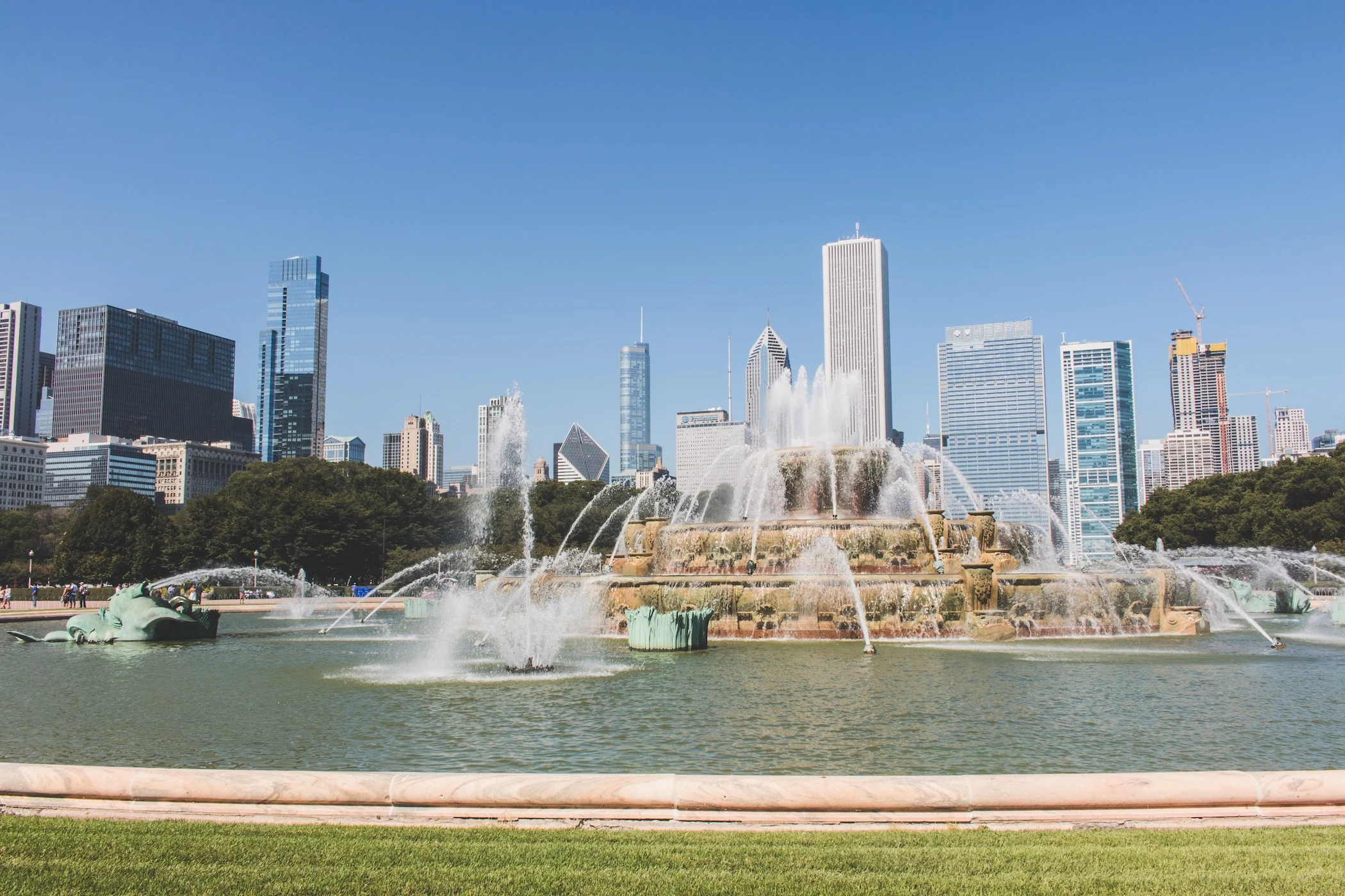 Buckingham Fountain Downtown Chicago travel guide