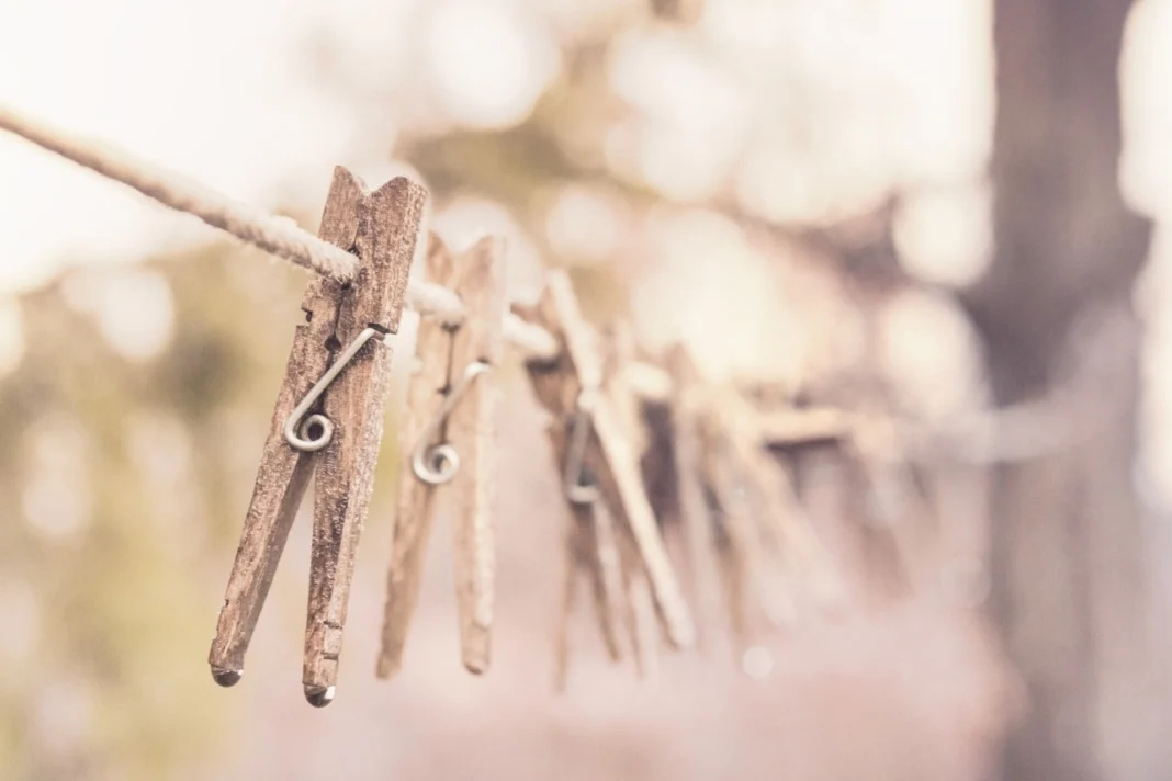 wooden-laundry-washing-clothes-line