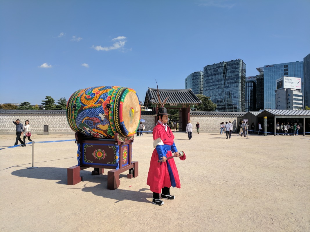gyeongbokgung palace changing of the soldiers drum