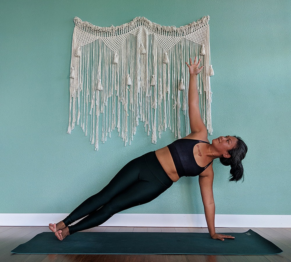 Schimiggy Reviews | Yoga Pose Library | Side Plank Pose or Vasisthasana