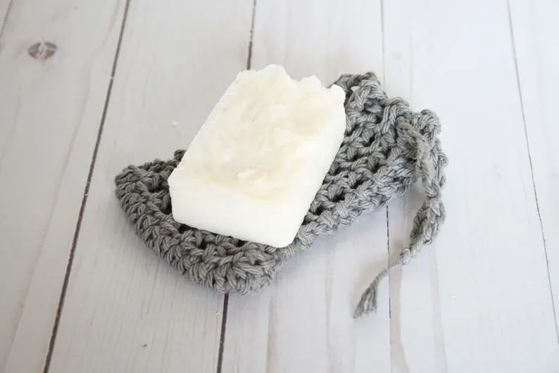 https://www.schimiggy.com/wp-content/uploads/2019/03/mesh-bag-shampoo-bar-container-crochet-knitted-schimiggy-reviews.jpg.webp