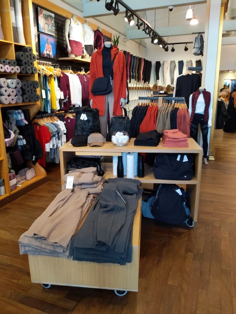 lululemon charleston sc store womens display