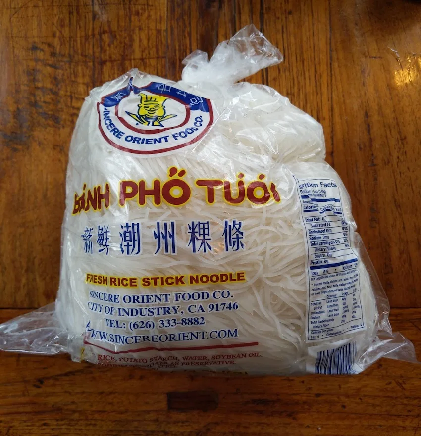 fresh pho noodles banh pho tuoi
