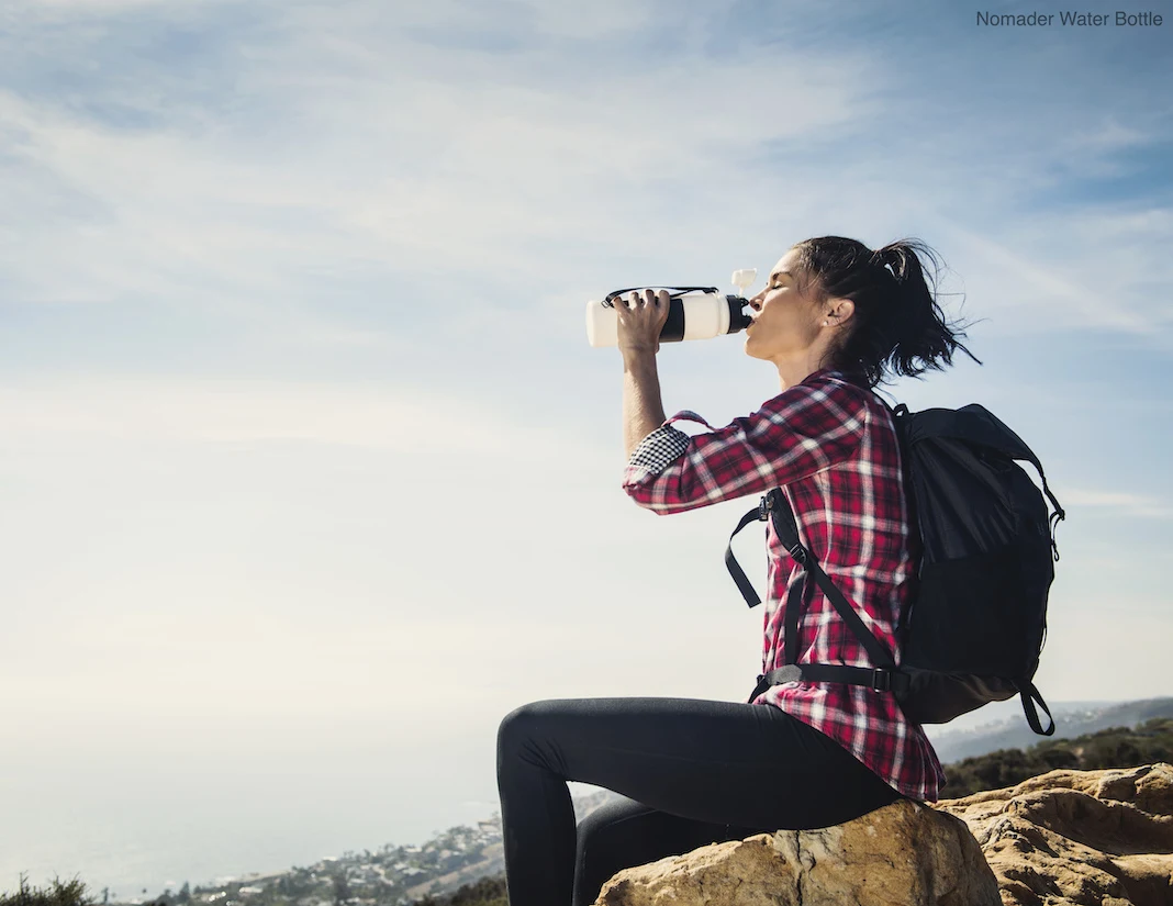 hiking woman with nomader bottle 2