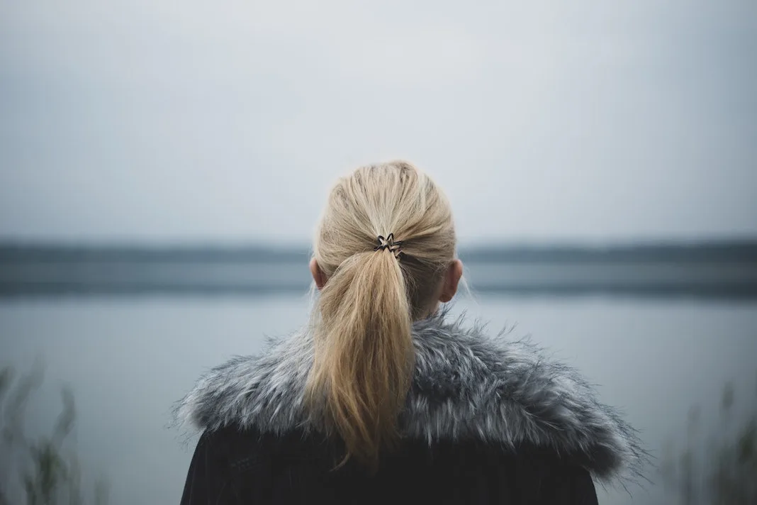 woman with ponytail using Invisibobble hair tie