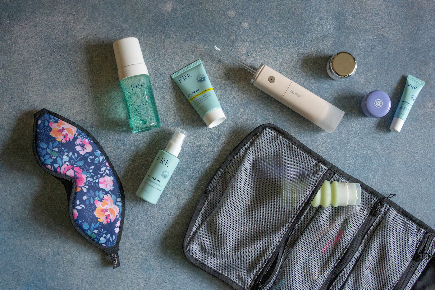 What goes into a toiletry bag checklist